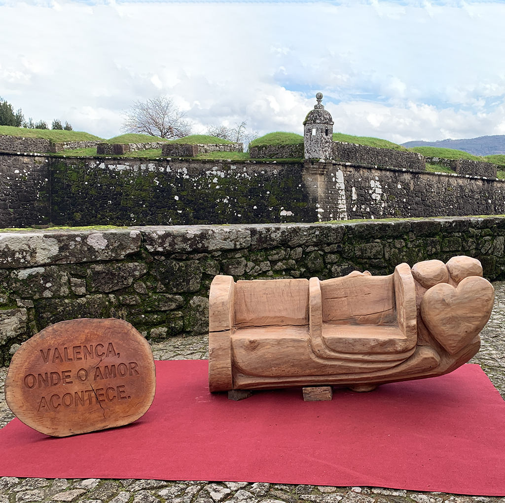 BANCO DO AMOR - escultura de madeira